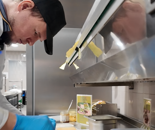 Collega maakt het broodje gelderse vallei